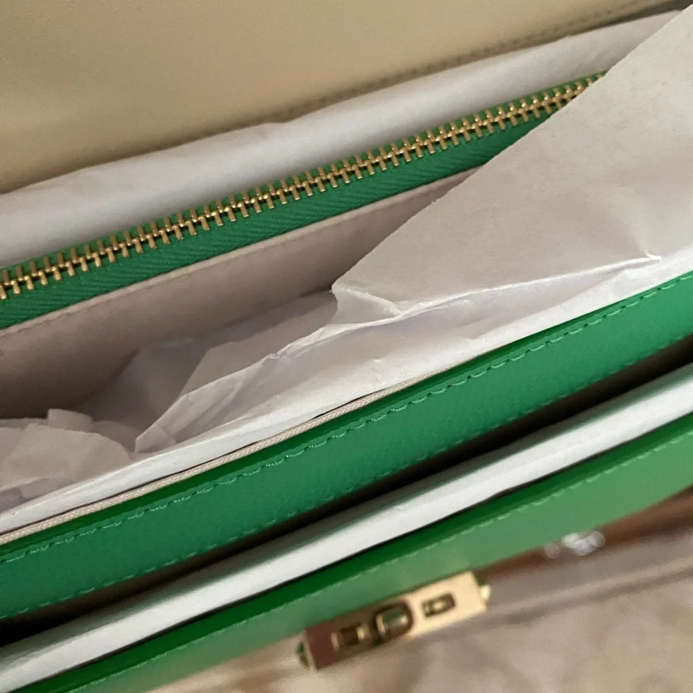 New with tag Kate Spade green bag front gold closure. - Picture 6 of 10